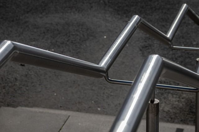 Trwałość i elegancja w jednym – o balustradach ze stali nierdzewnej