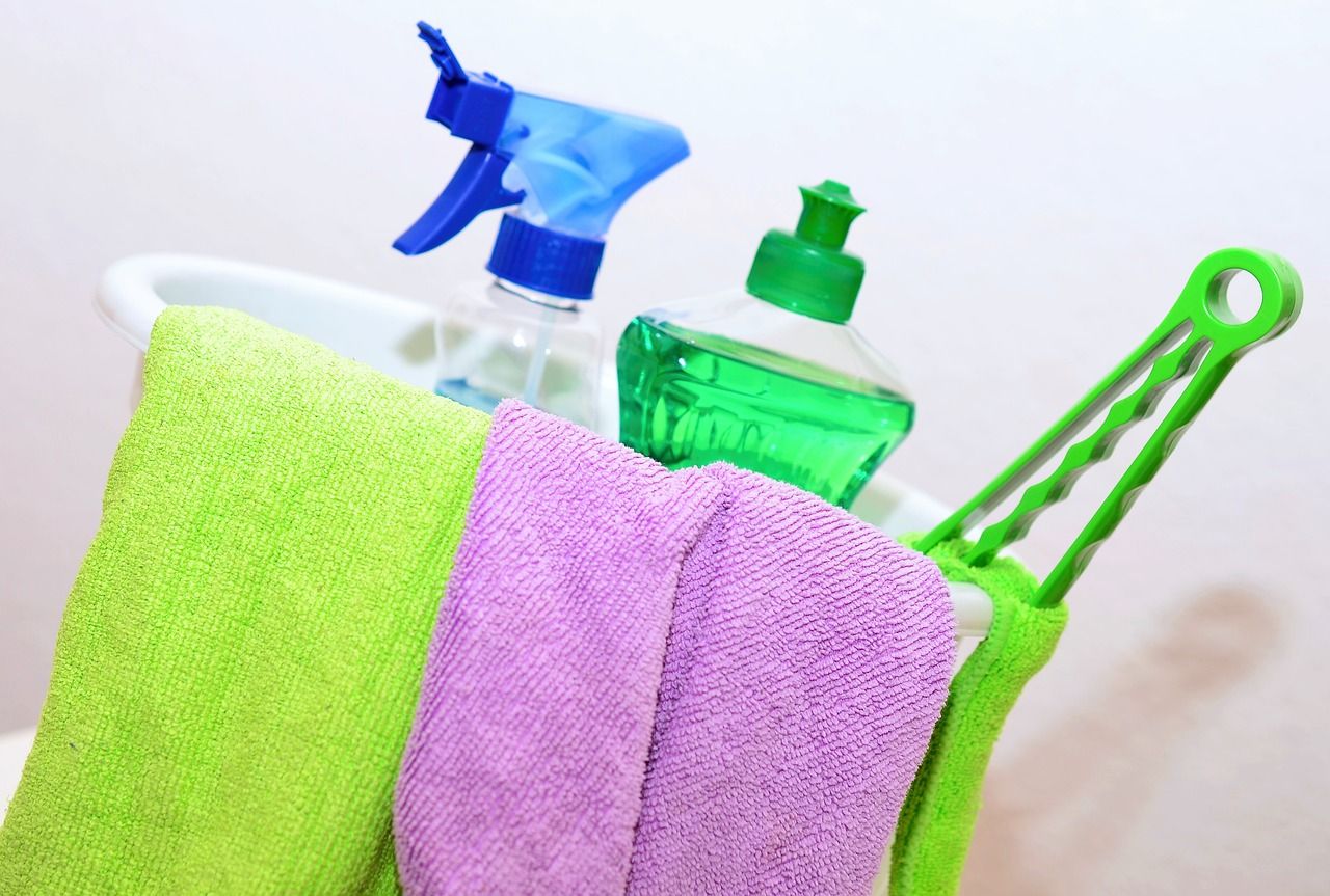 Skuteczne porady jak utrzymać czystość domu przy pomocy profesjonalnych produktów