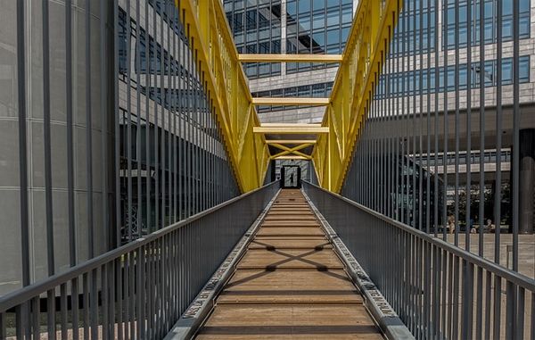 Balustrady ze stali nierdzewnej - dlaczego są tak chętnie wybierane przez inwestorów?