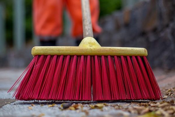 Przełam monotonę ogólnych porad sprzątających – poznaj tajniki czyszczenia szyb