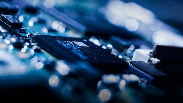 Bezpieczeństwo systemów elektrycznych: Jak wybrać najlepszą ochronę?