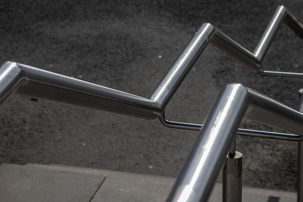 Trwałość i elegancja w jednym – o balustradach ze stali nierdzewnej